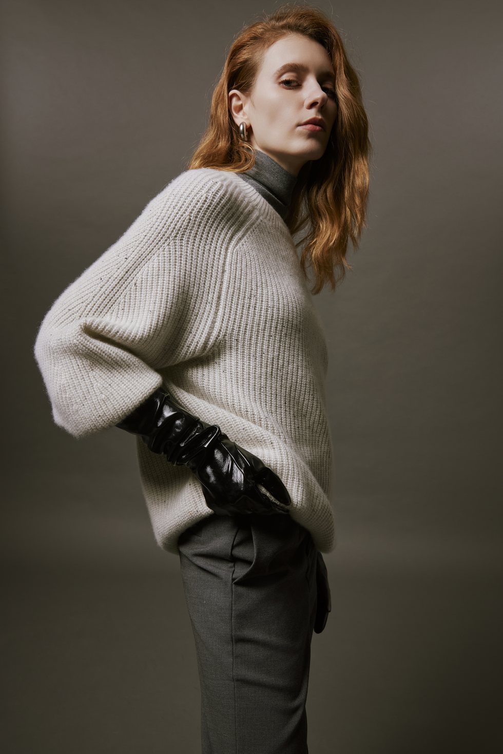 Lightweight cashmere knitwear styled for daily movement